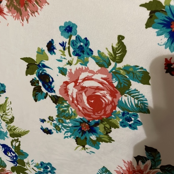 White/Grey Flower Print T-shirt w/ Pocket - Picture 4 of 9